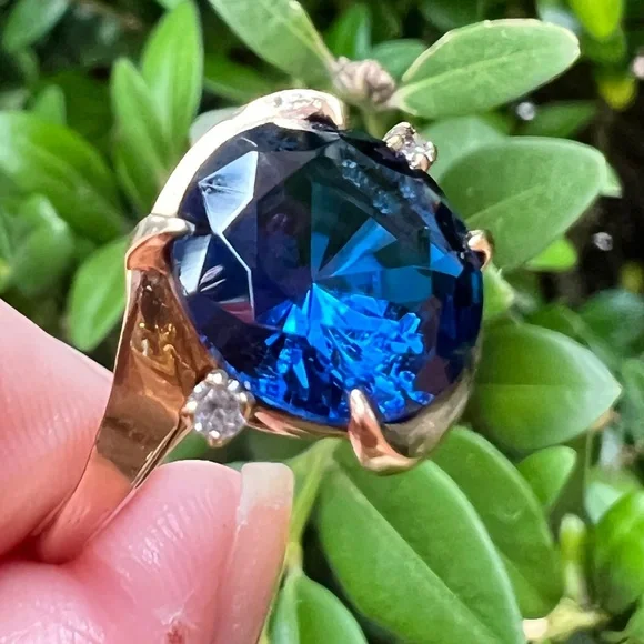 VINTAGE 10K YELLOW GOLD LARGE ROUND SYNTHETIC BLUE SPINEL RING SPRING HALLMARK